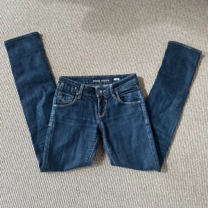 Lådmidajde Miss Sixty jeans  - Jättesnygga Miss Sixty jeans som tyvärr är för små för mig.😫  .                                                                        Midjemått runt hela: 74cm, dem är lite stretchiga också så passar större.  Innerbenslängd: 79cm. 💗💗