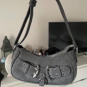 Grå handväska  - Fint skick och aldrig använd!