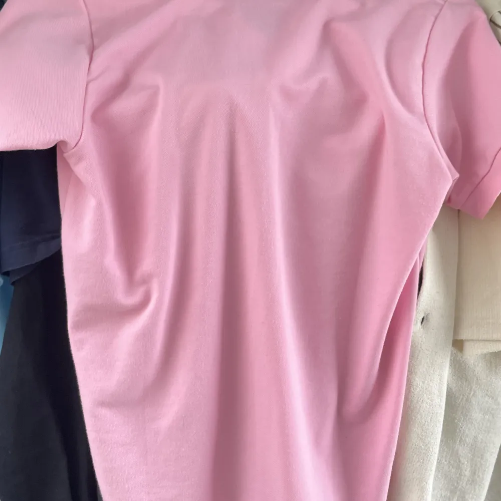 Jag säljer nu min väldigt snygga Polo piké i färgen rosa. Jag säljer på grund av storleken, den är för liten. Skicket på tröjan är sprillansny. Original pris på tröjan är runt 1500 men mitt pris är bara 899. Kom dm för funderingar.😊. T-shirts.