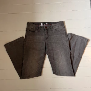 Low waist jeans - ljus gråa low waist bootcut jeans. super fint skick aldrig använda. storlek 38 men passar 36 även. (färgen på jeans är mer ljus gråa i verkligheten)