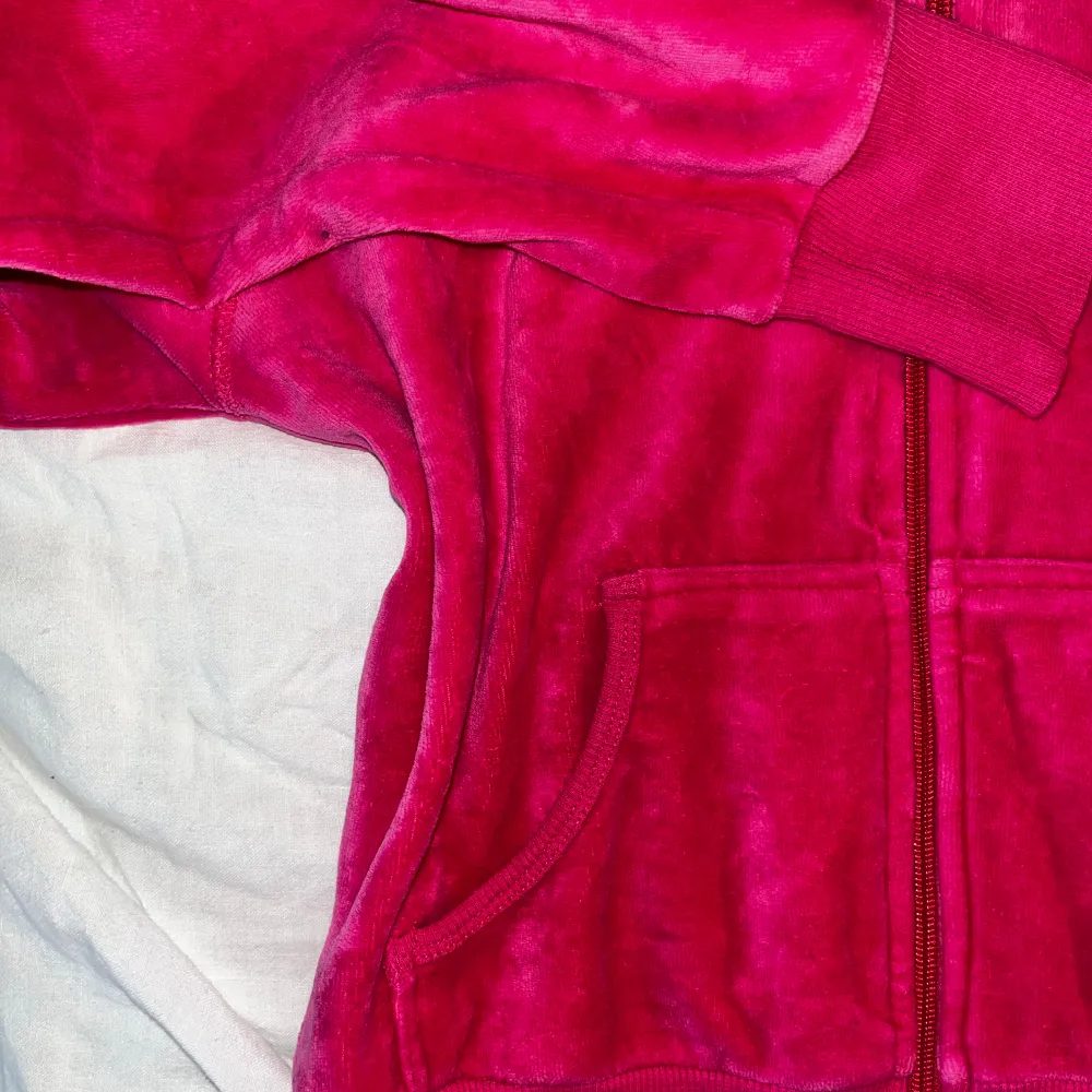 Så söt velour hoodie, mer hot pink i verkligheten🫶🏻🩷. Hoodies.
