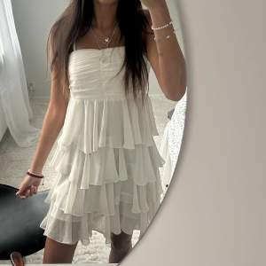 vit klänning perfekt som studentklänning eller bata till sommaren! Köpt på vinted så vissa imperfektioner kan tillkomma men inget jag sett! Står strl 36 på lappen men skulle säga Xs-S