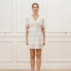 Sky mini dress - Klänning från Bymalina används endast en gång på min egen student, superfin studentklänning! Kostar 2800kr ny men säljer för 1500kr, har nån liten (max 0.5cm stor) nästan osynlig fläck på innerkjolen som inte alls syns när man har den på sig.