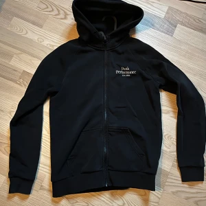 Peak performance zip hoodie  - Säljer denna peak performance zip hoodie eftersom jag inte använder den längre. Storlek M . Nypris 850kr