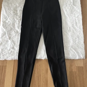 Byxor med slits  - Byxor från med slits nedtill. Storlek XS. 