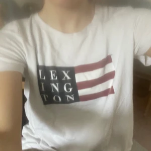 Lexington t-shorts vit - Säljer min vita snygga lexingtontröja som ej används. Värd drygt 500kr men säljer för 200. Hör av er vid frågor 😁