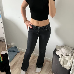 Svarat jeans  - Säljer mina svarta jeans från bik bok. Lågmidjade bootcut jeans 💕💕💕