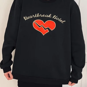 Tjocktröja ”Heartbreak Hotel” - Säljer min fina vintage ”Heartbreak Hotel” tjocktröja. Passar många storlekar då den med fördel kan bäras som oversized. Supersnygg och varm! 🖤