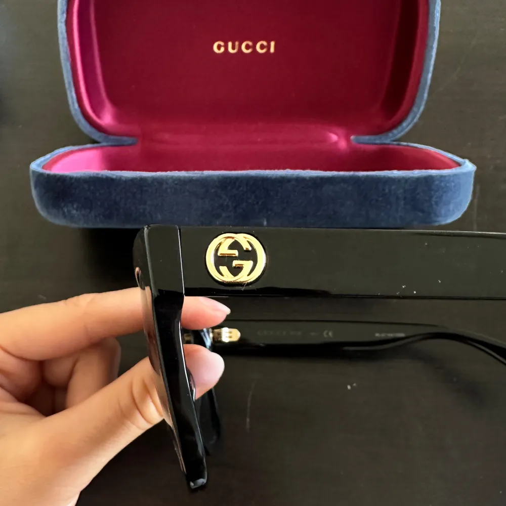 Säljer mina gucci solglasögon som är köpta på synoptik för 2700kr! Dem är i väldigt bra skick då jag bara använt dem ett fåtal gånger 💗. Accessoarer.