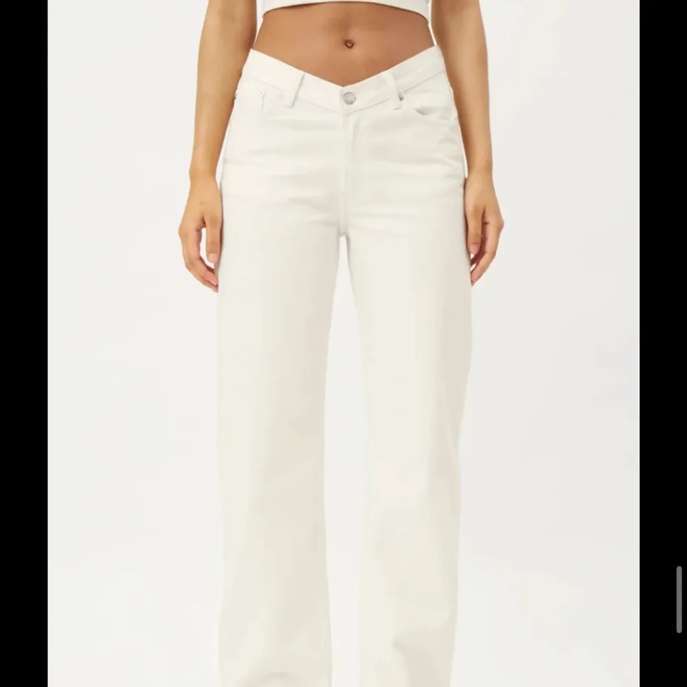 Vita jeans från weekday, modellen twin! Storlek 27💕 Aldrig använda!. Jeans & Byxor.