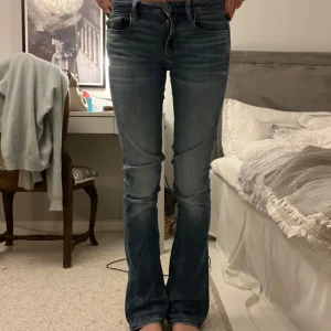 Utsvängda jeans från G-star - Supersnygga jeans fårn G-Star❣️ De är i storlek 26/34 men matrialet är relativt streshigt.