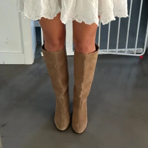 Mockastövlar - Fina mockastövlar från Zara, i nyskick och endast använda en gång. Priset kan diskuteras 