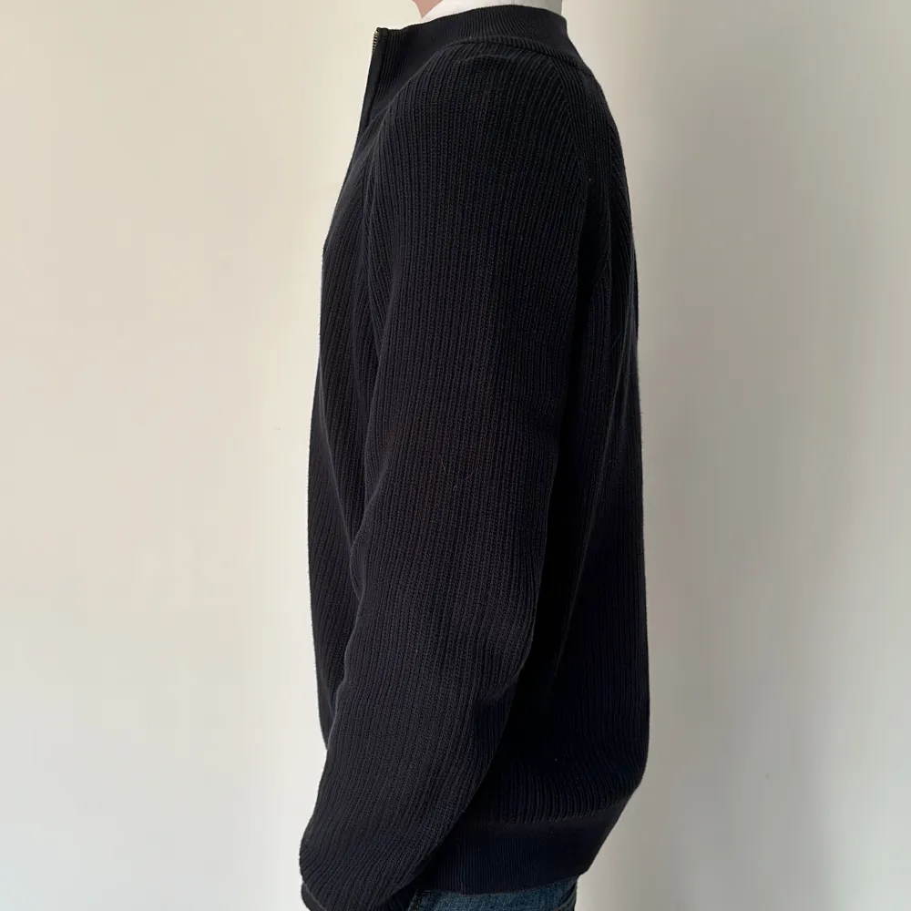 Tröja från Gant i halfzip | Storlek: S - Skicket på zip-tröjan är väldigt bra utan defekter - mitt pris: 179kr - 1,299kr - Modellen är 174cm och väger 65kg.. Tröjor & Koftor.