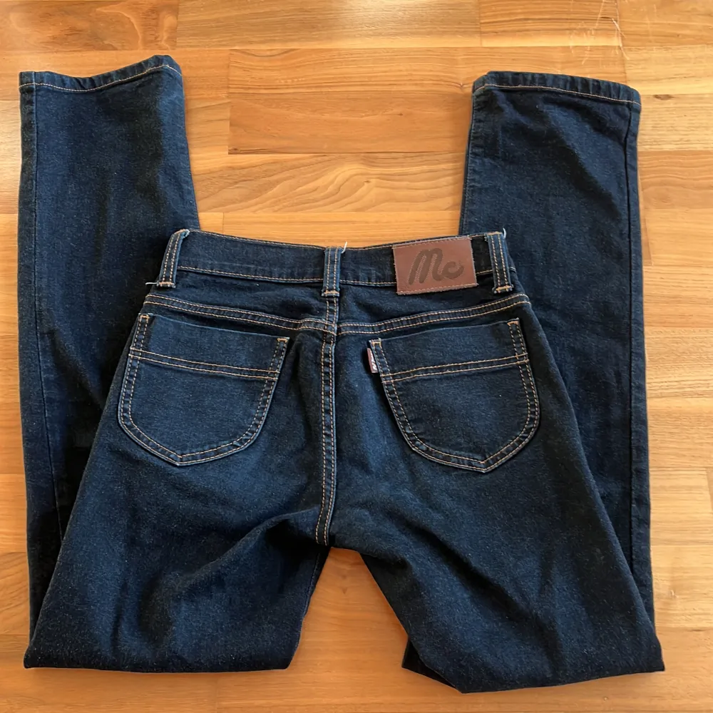 Intressekoll på mina Mc jeans som är utan tecken på användning. W25 och 72 cm innerben. Mörkblå med bruna sömmar. Ny pris är runt 1700 kr. Moddellen lowwaist, raka i benet. Pris kan diskuteras vid snabb affär. Säljer för får ingen användning💋. Jeans & Byxor.