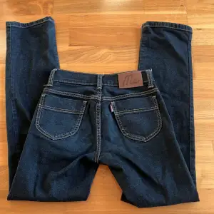 Intressekoll på mina Mc jeans som är utan anteckning på användning. W25 och 72 cm innerben. Mörkblå med bruna sömmar. Ny pris är runt 1700 kr. Moddellen lowwaist, raka i benet. Pris kan diskuteras vid snabb affär. Säljer för får ingen användning💋