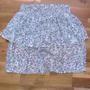 Blommig kjol från NA-KD perfekt för sommarn ☀️🌻☀️ storleken är 38 men funkar också som 36