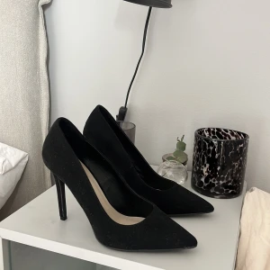 Klackar Nelly  - Sjukt snygga klackar från Nelly, använt en gång så är i väldigt gott skick! Köpte för 599kr