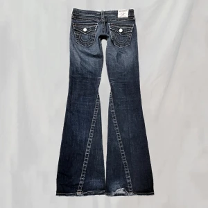 True religions - Midja: 72 innerben: ca 83 Lågmidjade jeans från True Religion. Storlek w26. Sitter bootcut. Nötta vid bakre fotändar (har gått upp vid ena fotändan som går att se på sista bilden). Men utöver detta fint skick!!🤍