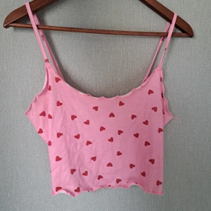 Linne med hjärtan - Jättegulligt linne med små röda hjärtan på. Kom aldrig till användning så knappt använd