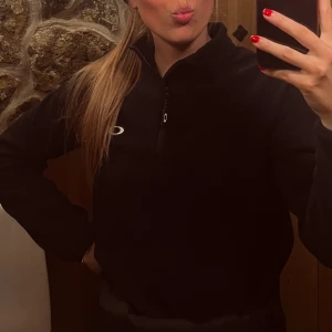 Oakley fleece  - Använd en gång, köptes förra veckan för 350kr! Storlek XS men passar mig som har S 