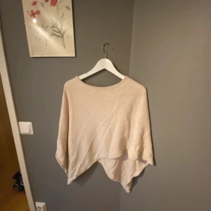 Poncho  - Skön Aldrig använd Passar till allt