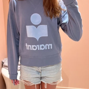 Marant Sweatshirt  - Jättefin ljusblå marant sweatshirt! I storlek S. I nyskick och bara använt ett fåtal gånger! Säljer den då den inte kommer till så mycket användning! Köpt för 2500 i spanien!