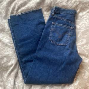 Levis jeans i storlek 26 (amerikanskt mått) säljer dem då dom inte satt bra på mig💗Provat dom 1 gång, så nästan helt oanvända. Skriv till mig vid mer information/bilder om hur dom sitter på mm. Betalar ENDAST med Swish💕