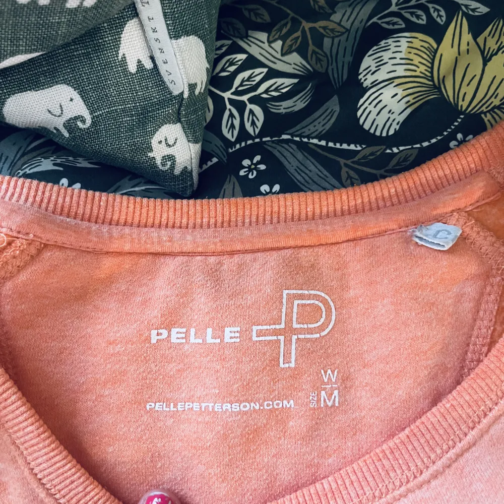 Collage tröja från pelle p som är Så skön och i en så fin färg, storlek m men passar nog bättre s. Inga defekter!. Tröjor & Koftor.