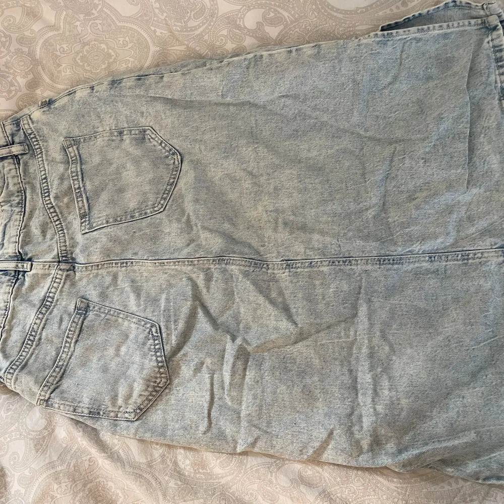 Jättefin jeans kjol från Lindex🫶🏼Den är från barnavdelningen och köpt för ca 2 år sen. Storlek 170 men sitter som en S🫶🏼Säljer då jag inte använder den. Kjolar.