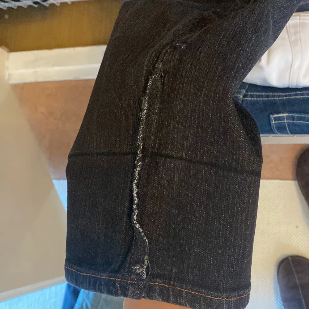 Lågmidjade jeans. Storlek 38 sitter som 34. Fint skick! Har nån slags söm på båda benen längst ner. 😊. Jeans & Byxor.