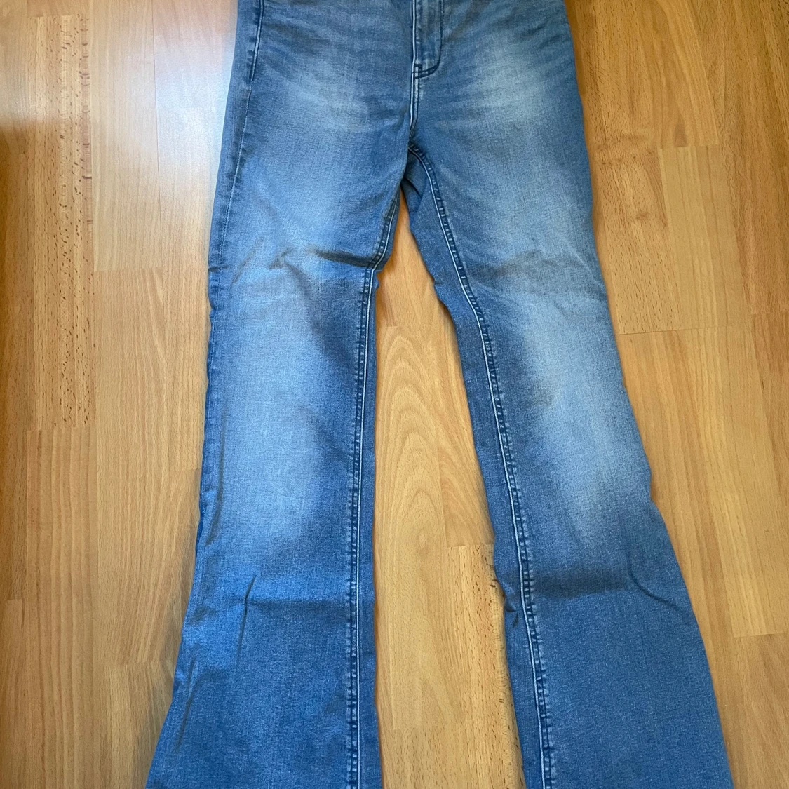 Blåa flare jeans