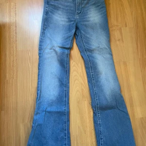 Blåa flare jeans - Snygga flare jeans från Zalando. Lite urtvättad i färgen men annars jätte fina. Går att justera i midjan.