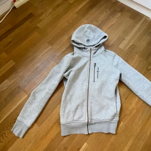 Sail racing hoodie - Sail racing hoddie som jag säljer för jag inte använder, den har några håll vid armarna, pris kan diskuteras vid snabbt köp, tryck gärna på köp nu!💕 