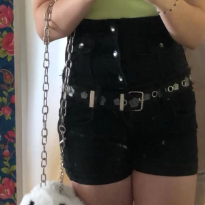 Super snygga shorts  - Supersnygga shorts som tyvärr har blivit försmå för mig, köpta från Sellpy för ca två år sen, jättefint bälte och knappar, inga defekter, sitter mer som 36 än 38🍄