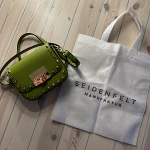Valentino liknande väska  - Superfin valentino liknande väska från Seidenfelt som tyvärr inte kommer till användning längre. Köptes i somras och har inga defekter🩷