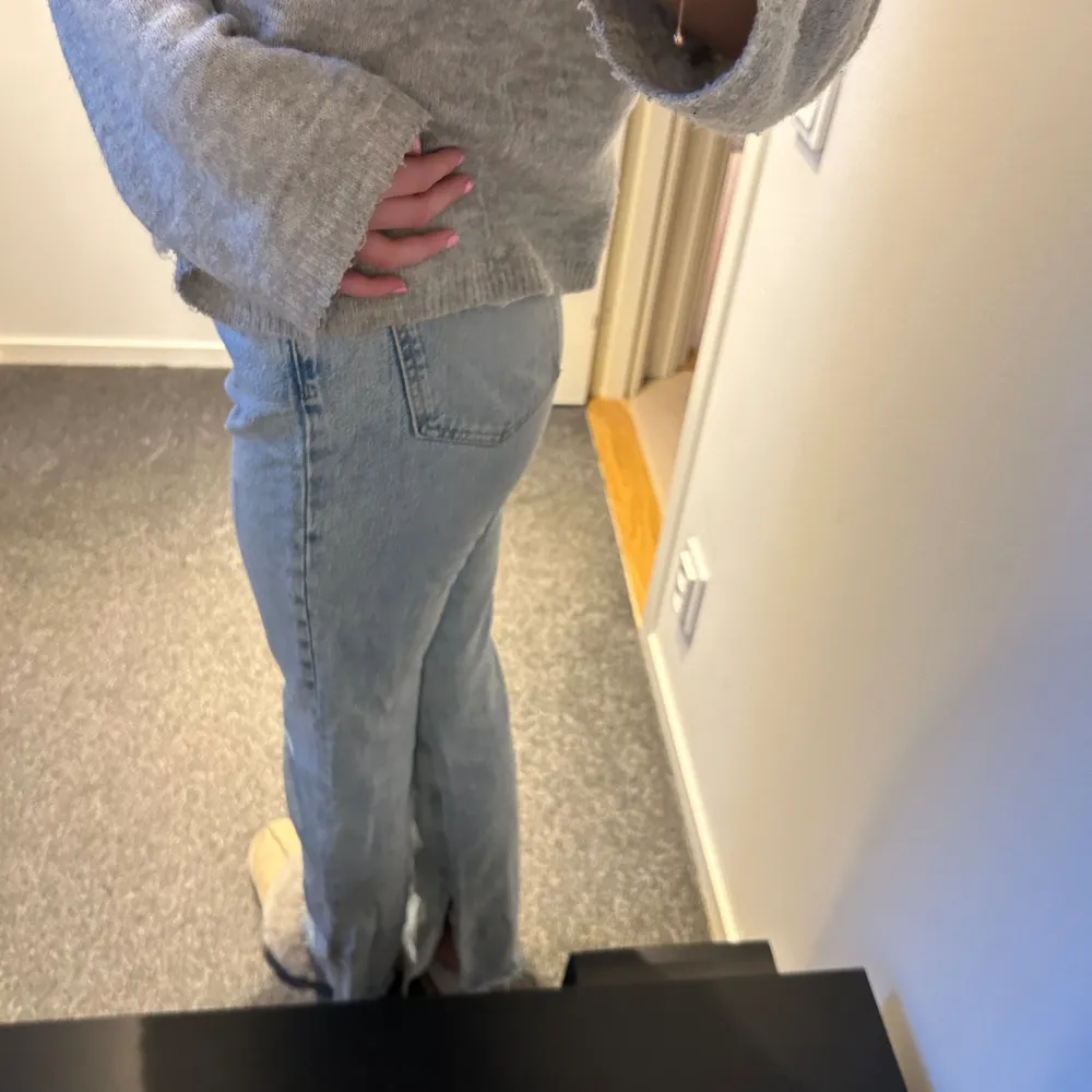 Säljer dessa snygga midwaist jeansen från Gina Tricot då de ej kommer till användning. Full length med slits vid bensluten. Bra skick!! Innerbenssömmen är 86cm. . Jeans & Byxor.