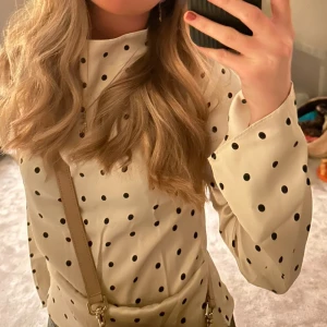 Prickig blus - Säljer denna jätte fina blus från hm, på andra bilden ser man hur den ser ut fast svart! 