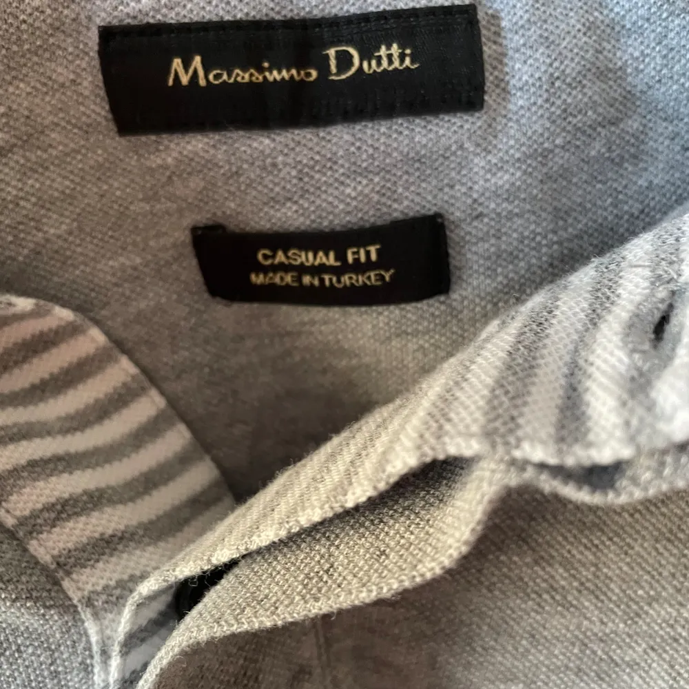 Säljer en snygg Massimo dutti pike för endast 199! Storlek:M. T-shirts.