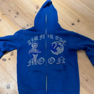 Aim For The Moon zip hoodie - Skick är 9/10. Säljs då den mest bara ligger i garderoben. Hör av er om ni har några frågor, köpare står för frakt.