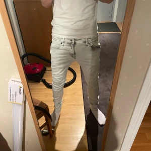 Replay Jeans - Säljer dessa riktigt bekväma replay jeans, riktigt snygg färg perfekt till sommaren🤩