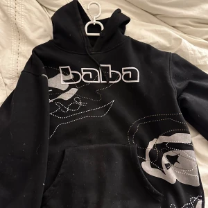 Oversized hoodie!  - Ej tvättad på bilden!! Storlek M och är lite oversized på mig som bär S. Jättefin och mysig, andvänd en del men bra skick! Köpt secondhand så vet ej ursprungsbutik. 