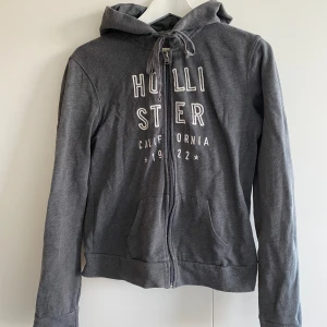 Munkjacka från Hollister - Munkjacka i fint skick, lite nopprig men inte sliten.