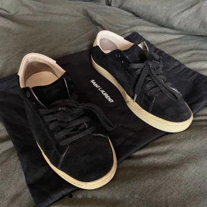 Ysl skor - Skicket är 9/10 alltså använda 1 gång ,passar 40-41, De är riktigt feta/laidback, dustbag med följer Vid frågor och funderingar så är det,  bara att höra av sig😁