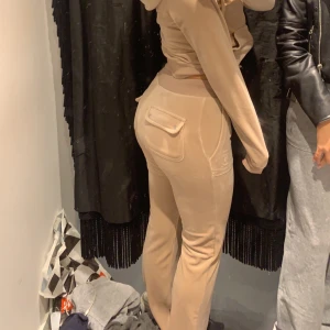 Juicy couture byxor - Säljer ett par beiga juicy couture byxor i storlek XS. Säljer pågrund av att jag inte använder dom. Byxorna är använda ett par gånger men är i mycket fint skick.