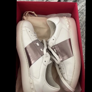 Valentino rockstud skor - Äkta valentino skor i en unik skiftande metallic färg mellan lite bronsigt och silver beroende på ljuset. De är väl använda och pris kan diskuteras. Har tappat bort boxen från första bilde, dustbag och andra lappar jag fick med finns kvar. 