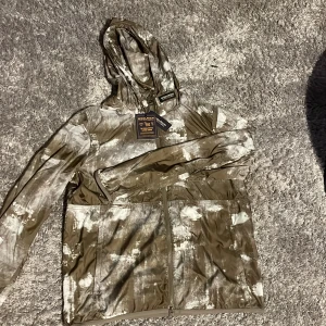 Woolrich windbreaker - Hej jag säljer en helt ny woolrish windbreaker i camp färg. Alla tags är kvar aldrig använd. Är L men sitter mer som M Skick10/10