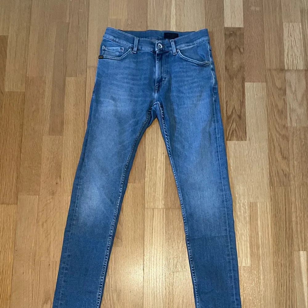 Tiger of Sweden jeans i riktigt snygg färg  och i väldigt bra skick, inga defekter. Storleken är W28 L32 och i Slim passform. Ny priset är runt 1600 mitt pris 349, pris kan diskuteras. Fler jeans finns i profilen!. Jeans & Byxor.