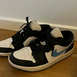 Säljer dessa snygga Nike jordan 1 low skorna i denna super snygga modell med ljusblåa detaljer🩵🩵 skorna är använda men inget märkvärdigt som syns! 