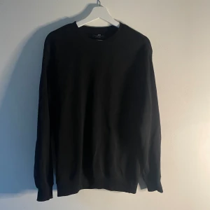 Svart sweatshirt - Storlek S, svart tröja ifrån h&m, bra skick med inga defekter alls! 