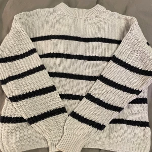 Stickad tröja - Randig stickad tröja i fint skick!! 